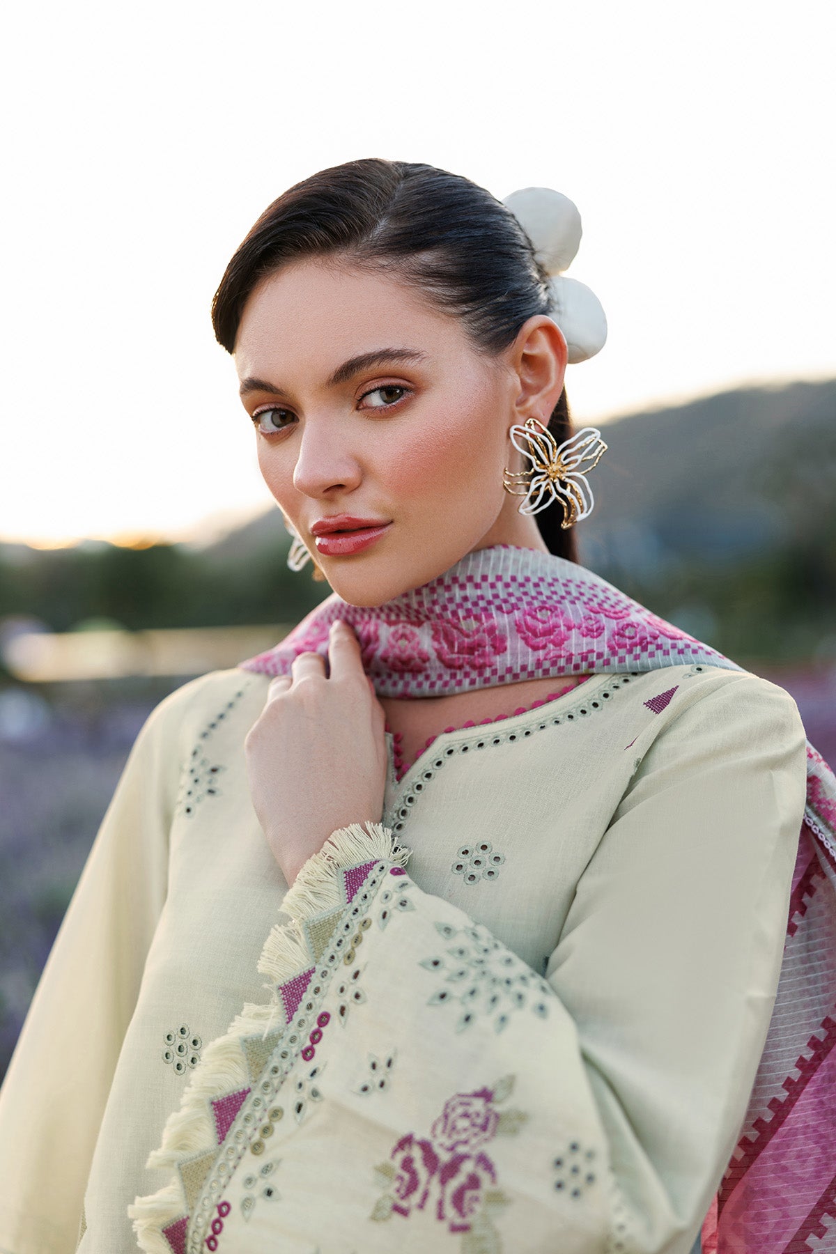 EMBROIDERED LAWN USE-9289