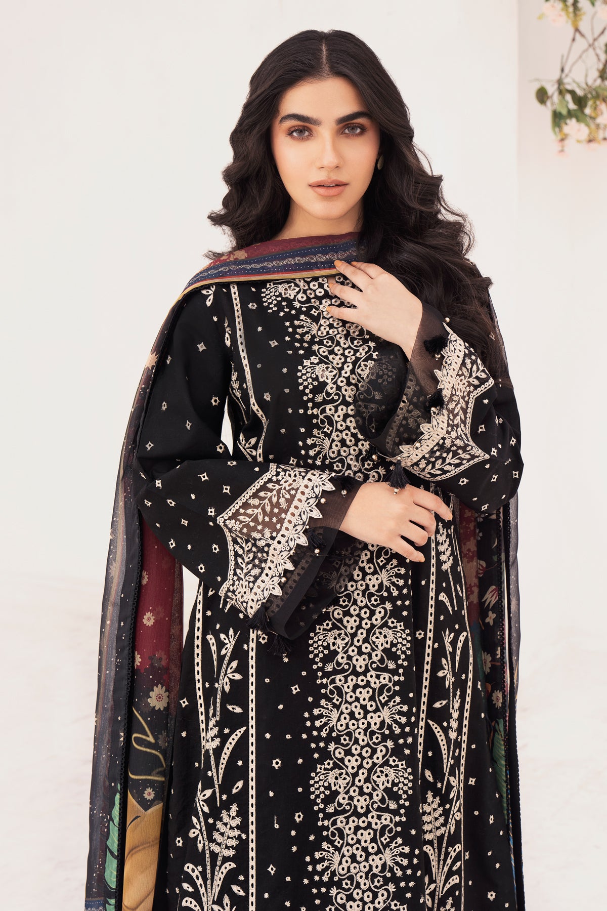 Embroidered Lawn USE-9018