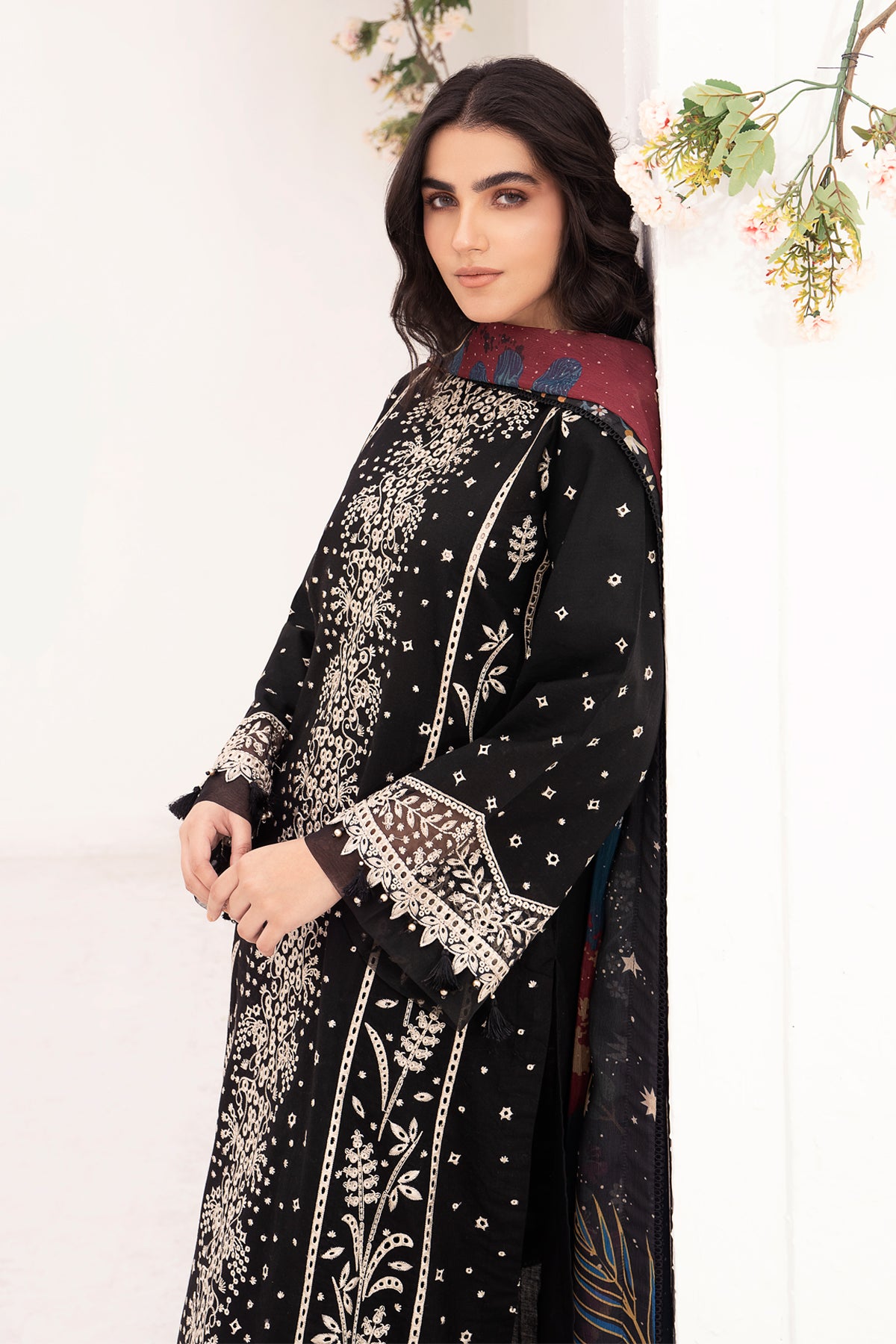 Embroidered Lawn USE-9018