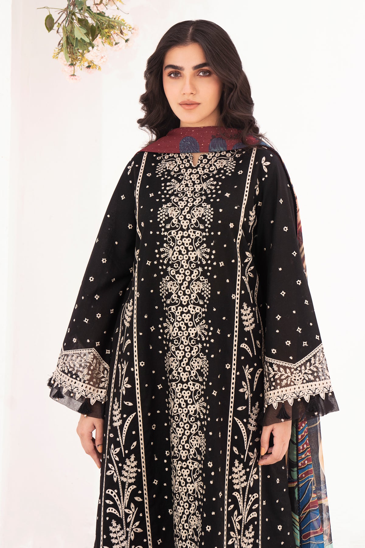 Embroidered Lawn USE-9018