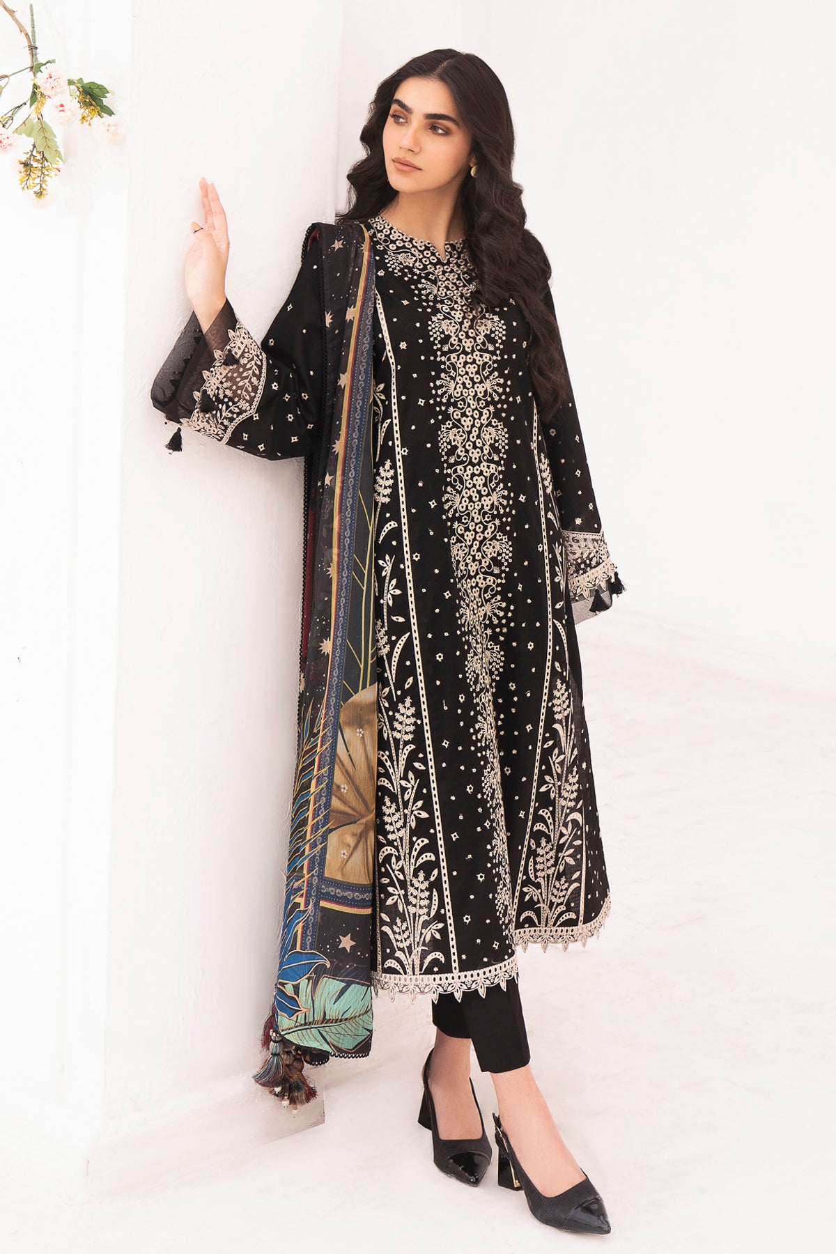 Embroidered Lawn USE-9018