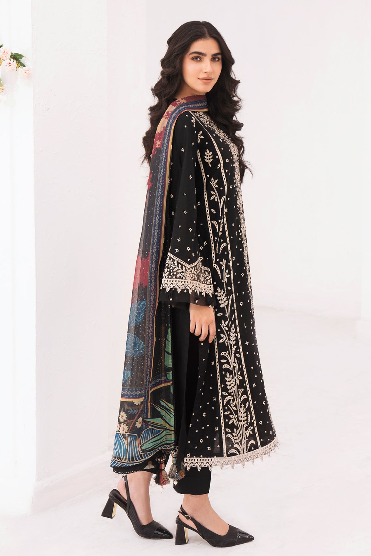 Embroidered Lawn USE-9018