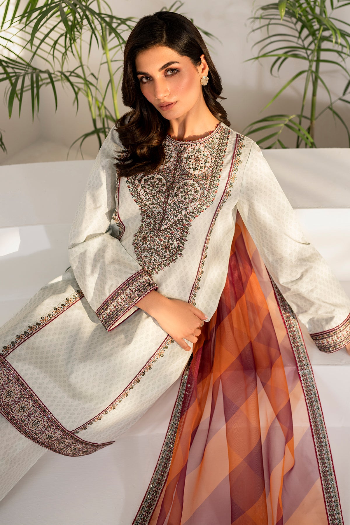 Embroidered Lawn USE - 9081