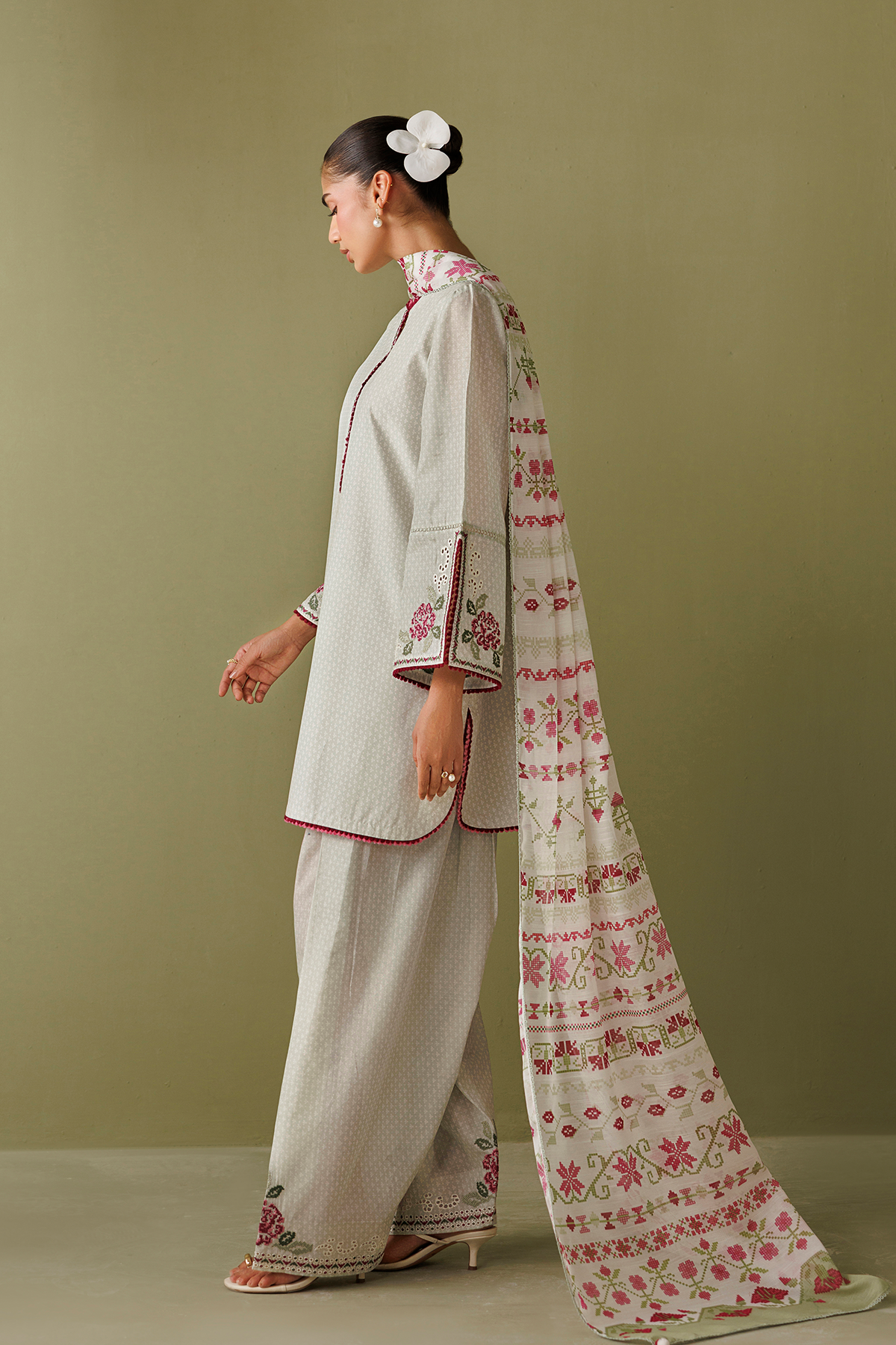 EMBROIDERED LAWN USE-9406