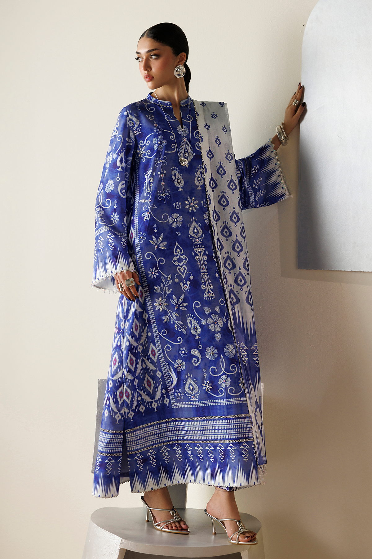 EMBROIDERED RAW SILK OR26-D09