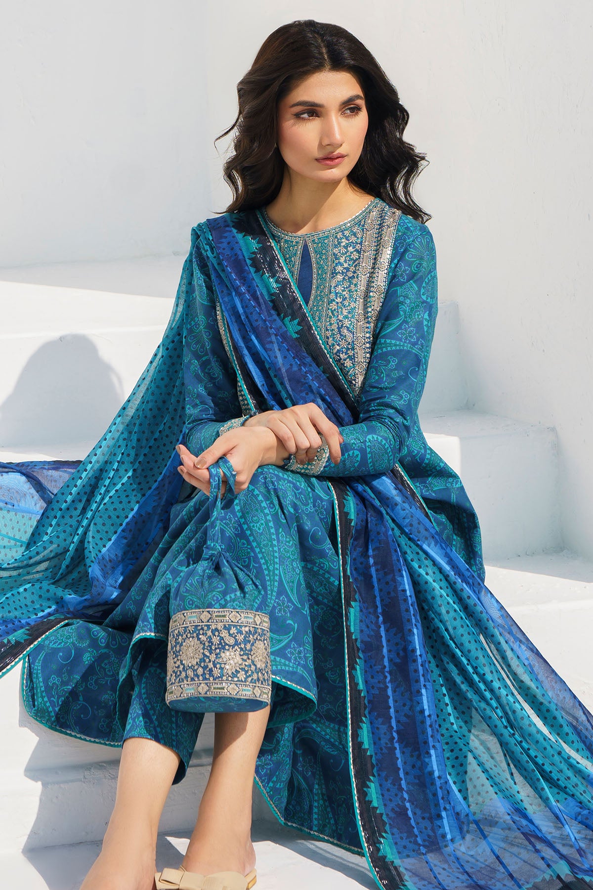 Embroidered Lawn USE-9017