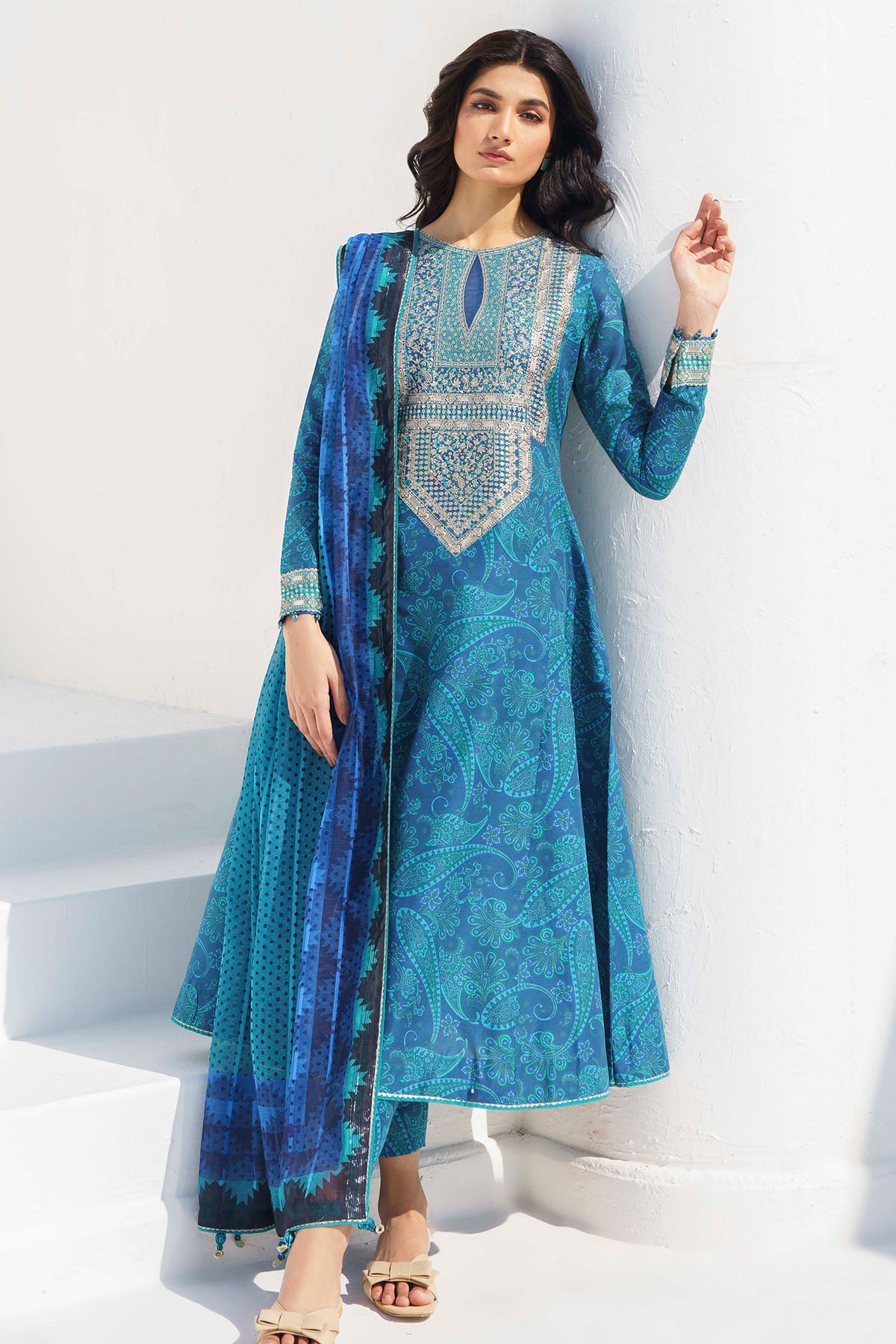 Embroidered Lawn USE-9017