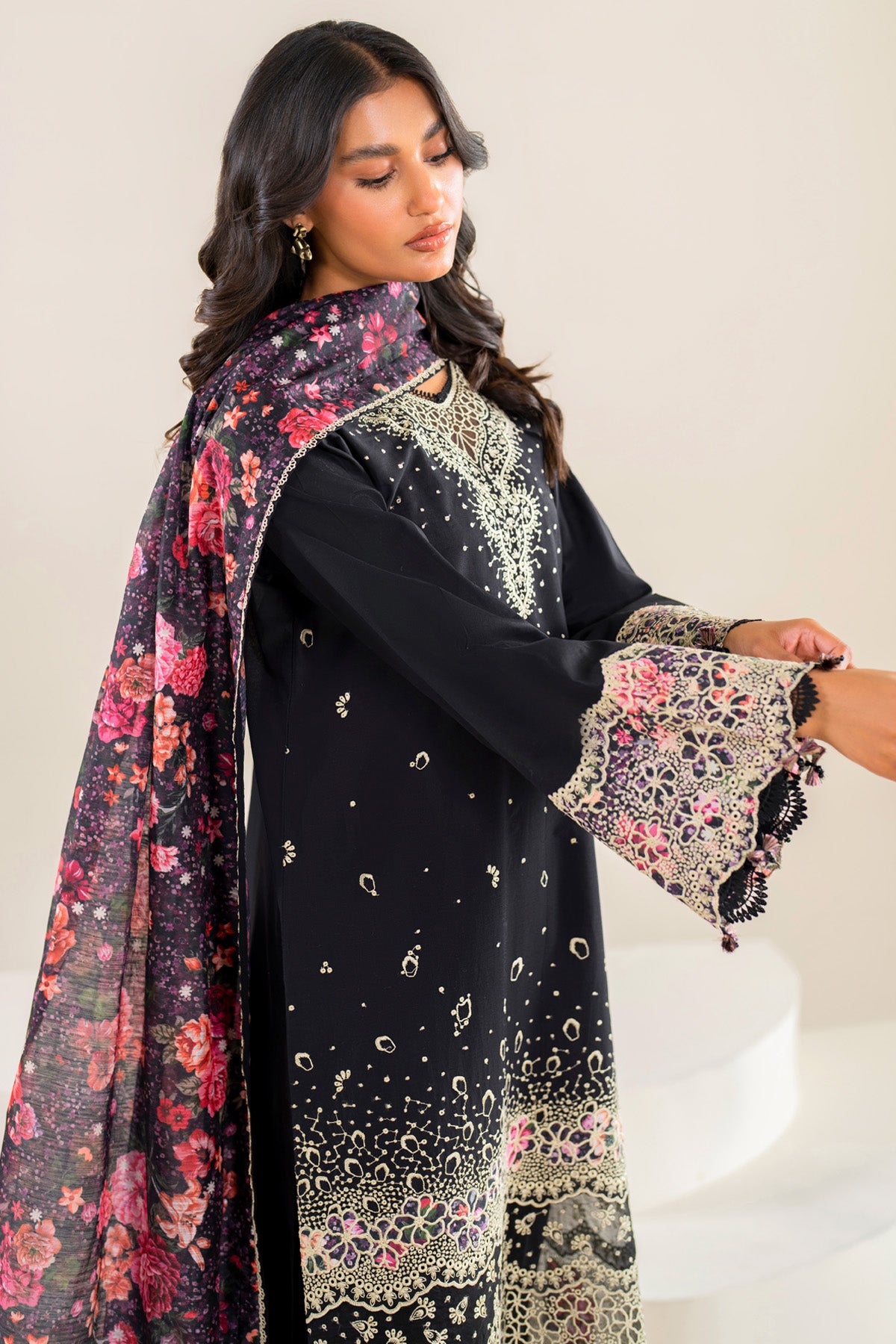 Embroidered Lawn USE-9037