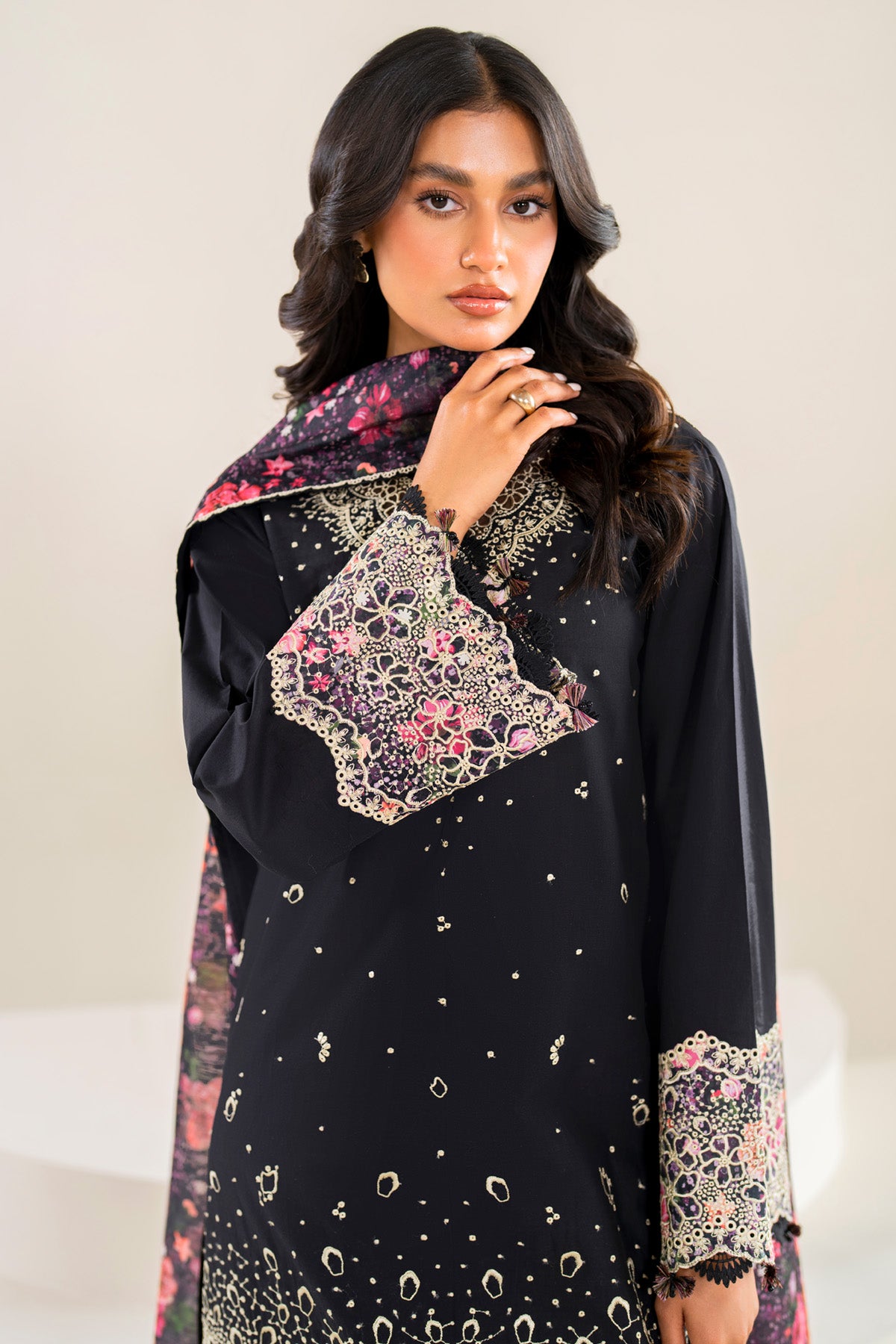 Embroidered Lawn USE-9037