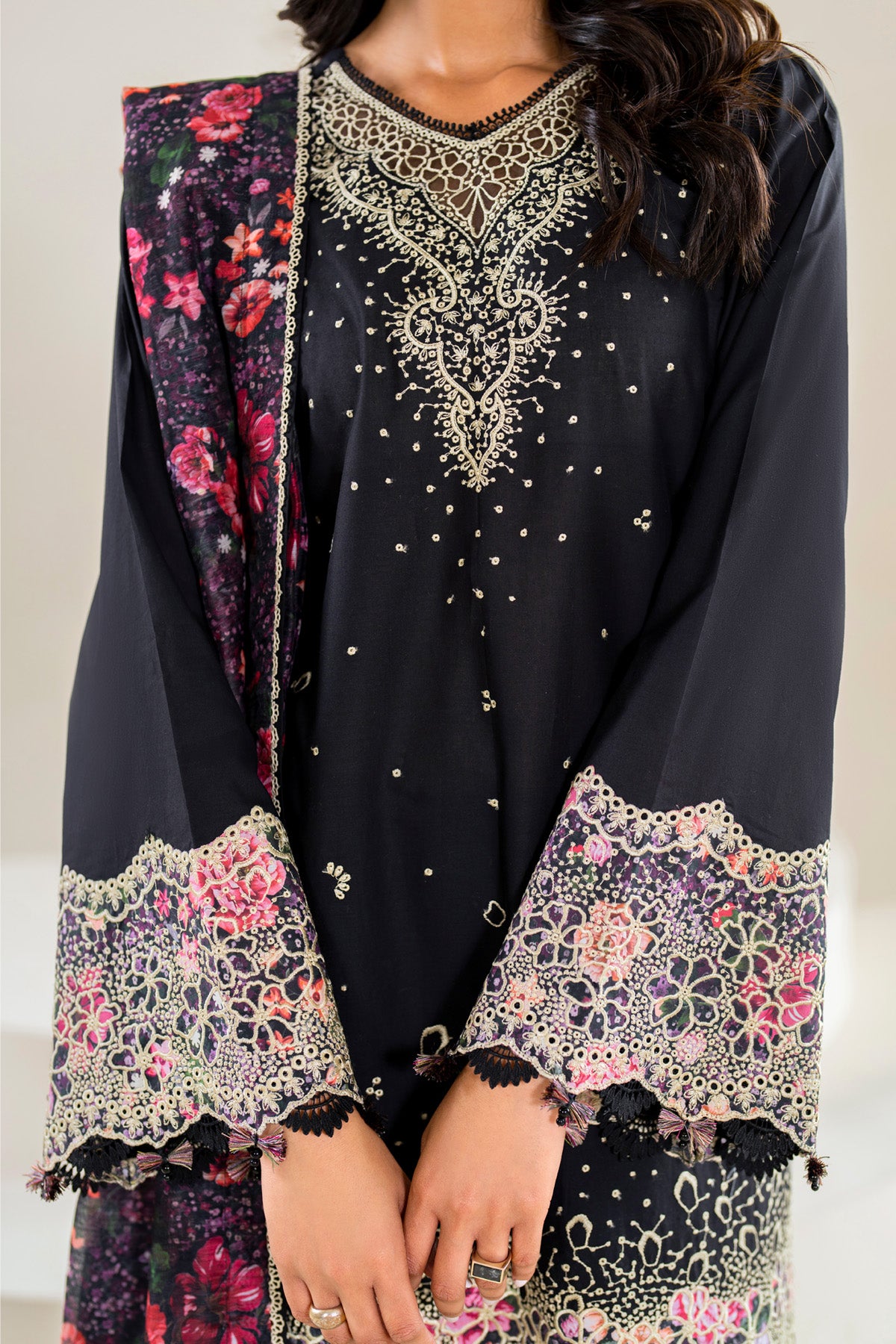 Embroidered Lawn USE-9037