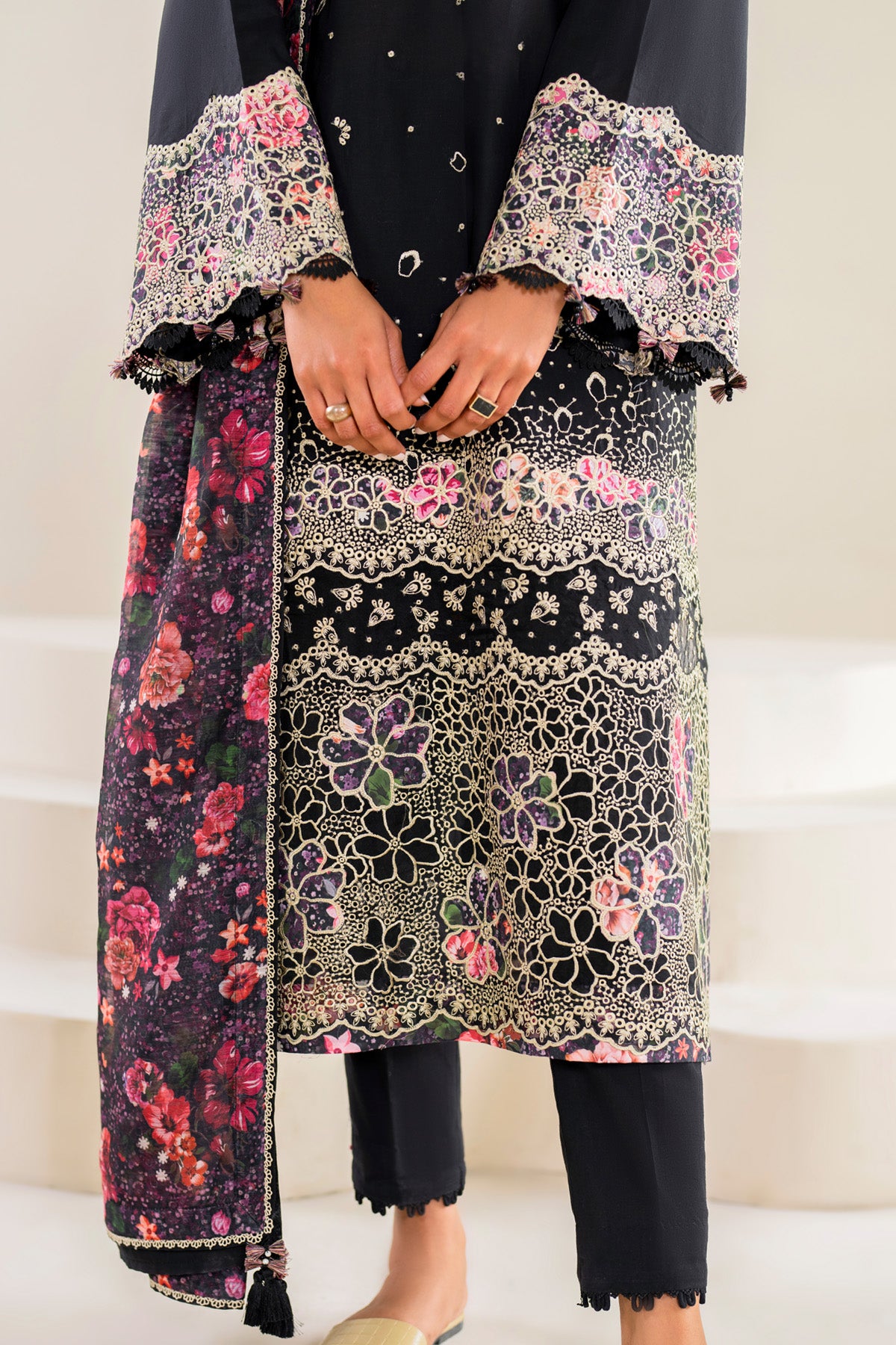 Embroidered Lawn USE-9037